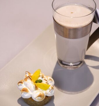 Masala chai latte en Indian chai cake