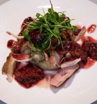 Gebraden konijn met een puree van pastinaak en pruimencompote