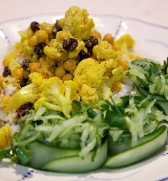 Bloemkoolcurry met rijst en komkommersalade