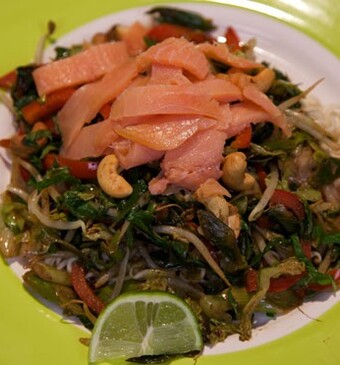 Little gem uit de wok met gerookte zalm