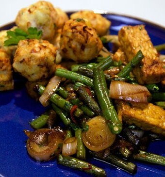 Sambal goreng tempeh met frikadel ajam
