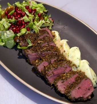 Lamsfilet in dukkahkorst met knoflookpuree en granaatappelsalade