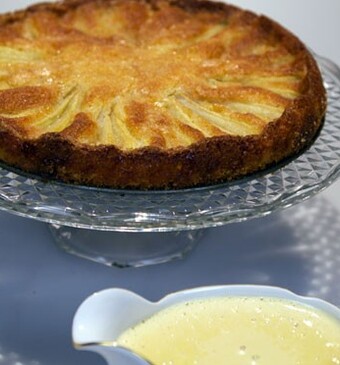 Peren-vanilletaart met tonkabonensaus