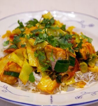 Witte koolcurry met zalm