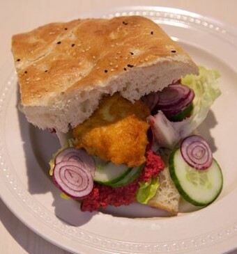 Viskoekjes sandwich met rode bietenhummus