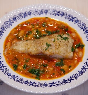 Witte bonen in tomaten-paprikasaus met kabeljauw