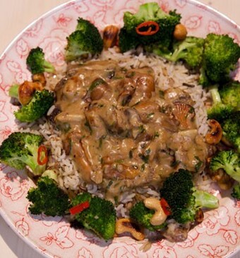 Paddenstoelenragout met gewokte broccoli