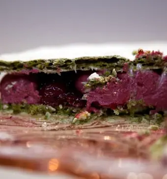 Pistacheschuimtaart met roodfruitvulling