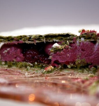 Pistacheschuimtaart met roodfruitvulling