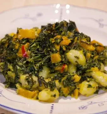 Boerenkool-gnocchi met romige blauwe kaassaus