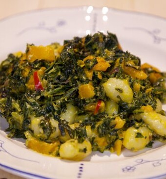 Boerenkool-gnocchi met romige blauwe kaassaus