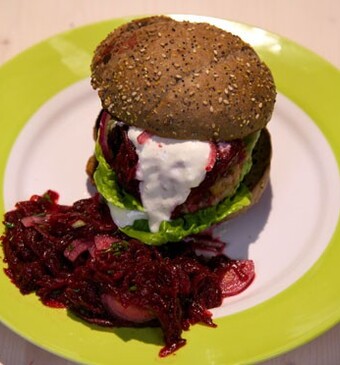 Makreelburger met bietensalade
