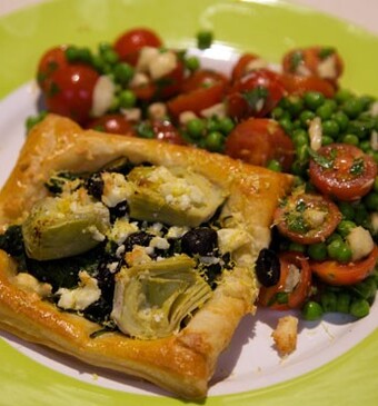 Bladerdeegtaartjes met artisjokken, spinazie en feta