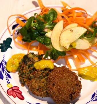 Vegetarische boerenkoolballetjes met winterse salade