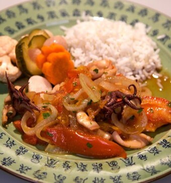 Sontong en atjar campur van Oma Omi (inktvis en gemengde zure groente)