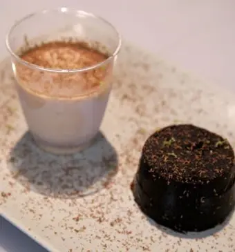 Tamarindepudding met pinda li (ijs van pindakaas)