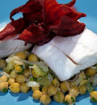 Gepocheerde heilbotfilet met warme kikkererwtensalade