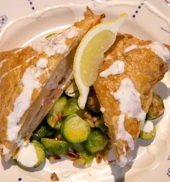 Zalm in bladerdeeg met citroenspruitjes