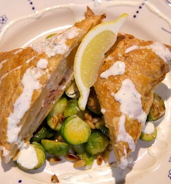 Zalm in bladerdeeg met citroenspruitjes