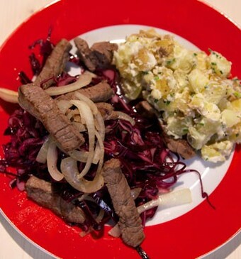 Hacheesalade met gewokte biefstukreepjes