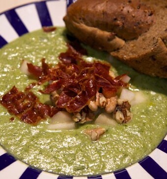 Preisoep met krokante parmaham en peer