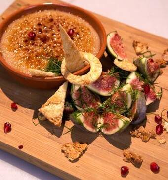 Gekaramelliseerde granaatappelmuhallebi met krokante amandelen en vijgen-muntsalade