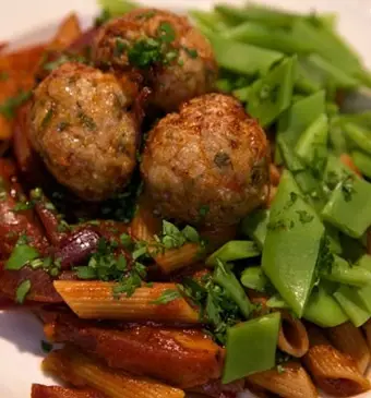 Pasta in zoete uien-tomatensaus