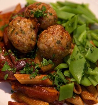Pasta in zoete uien-tomatensaus