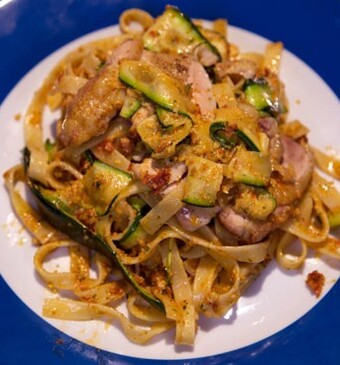 Tagliatelle met kippendijen, rode pesto en courgette