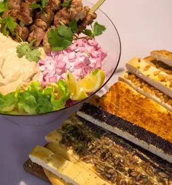 Hummustrifle met dipbrood en dipkip
