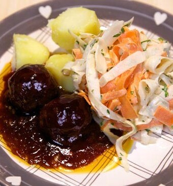 Balletjes uit de oven met peterseliewortelsalade