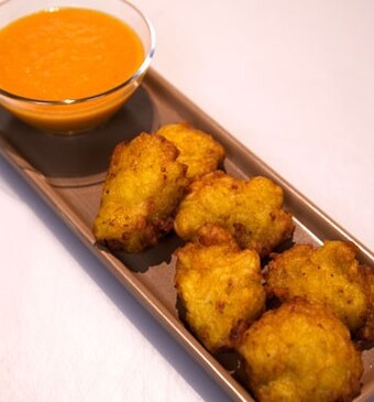 Aranitas met zelfgemaakte currysaus uit Zuid-Amerika (bakbanaan spinnetjes)