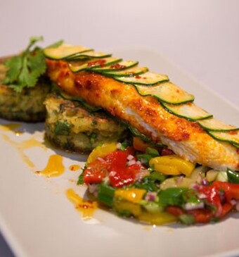 Gestoomde spicy scholfilet met pommes macaire en gepofte paprikasalade