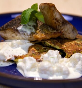 Gebakken harderfilet met bloemkoolmayonaise en gefrituurde courgettekoekjes