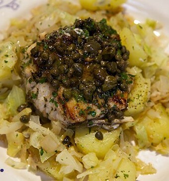 Zacht gestoofde spitskool met kabeljauw