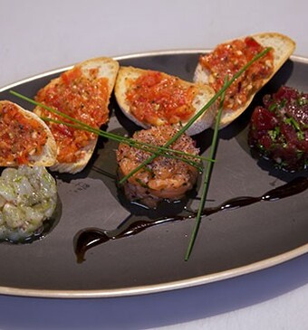 Tartaar di salmone, tono e gamberetti con bruschetta (Tartaartjes van zalm, tonijn en gamba’s met een bruschetta)