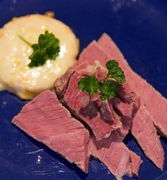 Zelfgemaakte cornedbeef met taartje van pompoen en maïscrème