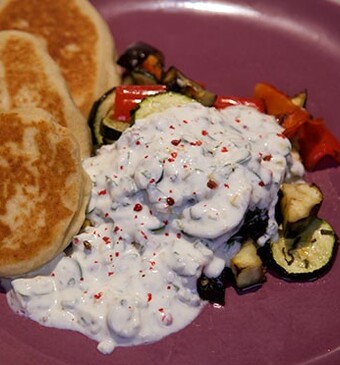 Afghaanse yoghurt met mediterrane groente en batbots (panbrood)