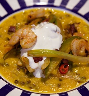 Wortel-gembersoep met Spaanse garnalen