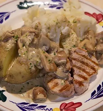 Gegrilde varkenshaas met kastanjechampignon-roomsaus