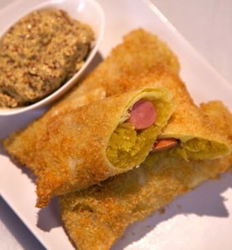 Hondel met zelfgemaakte mosterd (Loempia’s met zuurkool en worst)