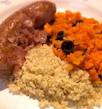 Geprakte wortels met quinoa en saucijsjes