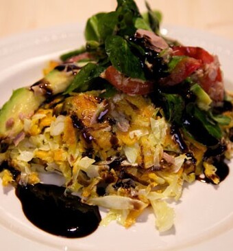 Zoete aardappel-koolpannenkoek