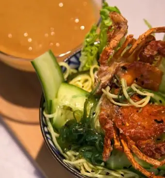 Noedelsalade met soft shell krab en furikake