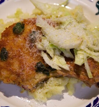 Gepaneerde karbonades met venkel-koolsla