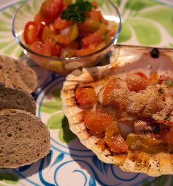 Coquilles met tomaat-grapefruitsalade