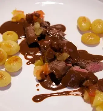 Lamshaasjes met kruidige chocoladesaus