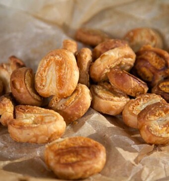 Palmiers van oude kaas (Kaaskoekjes van bladerdeeg)