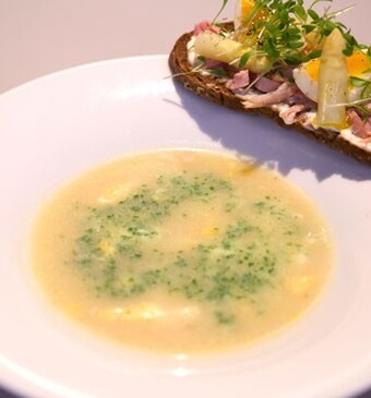 Romige aspergesoep met desemtoast