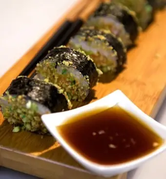 Spicy salmon sushi (sushi met pittige zalm)